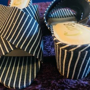 Casual shoes slip on.